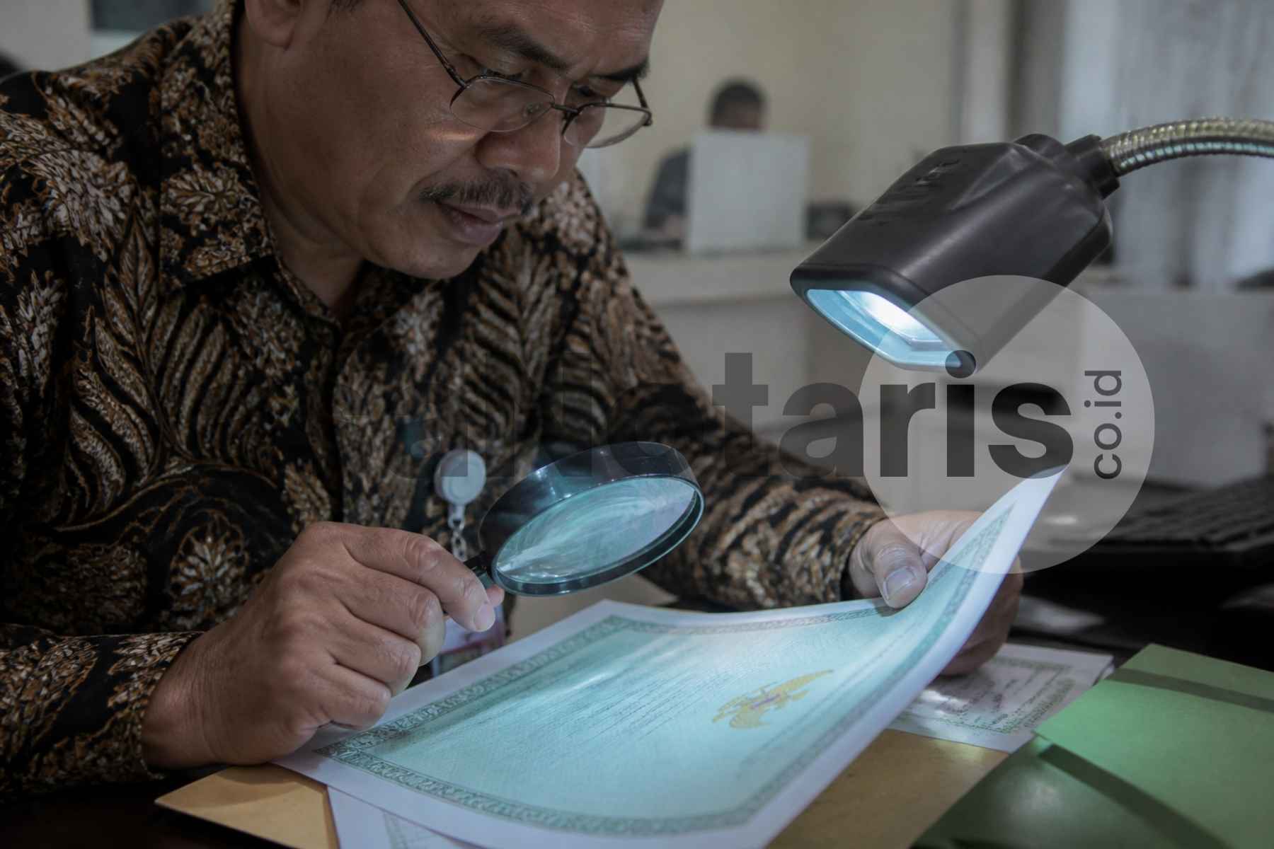 Infografis alur konversi sertifikat tanah fisik menjadi sertifikat elektronik melalui kantor pertanahan dan PPAT